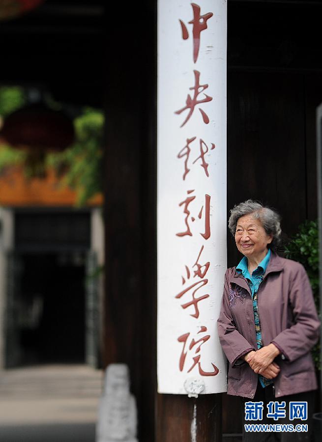 中戲96班“考古視頻”刷屏，背后的她藏不住了