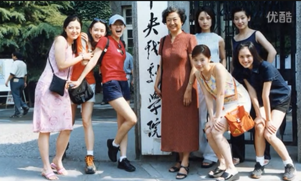 中戲96班“考古視頻”刷屏，背后的她藏不住了