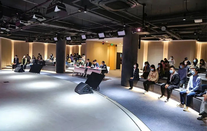 激發(fā)青春力量 “人民學(xué)習(xí)·智慧教室”在人民文創(chuàng)華東中心開(kāi)課