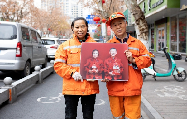 12對環(huán)衛(wèi)工人夫婦，收到特別的新春禮物