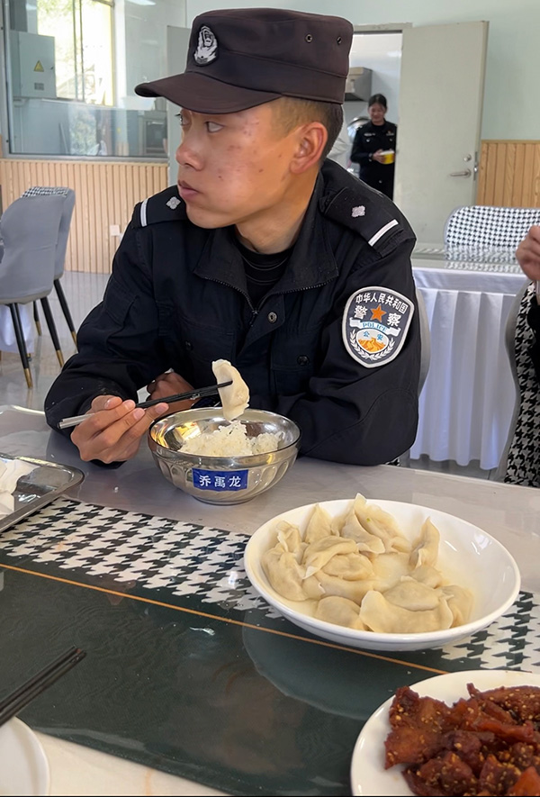 這頓飯，戍邊民警只吃了一口就哭了