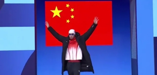 夏天比賽，游泳運動員出場為什么穿羽絨服？