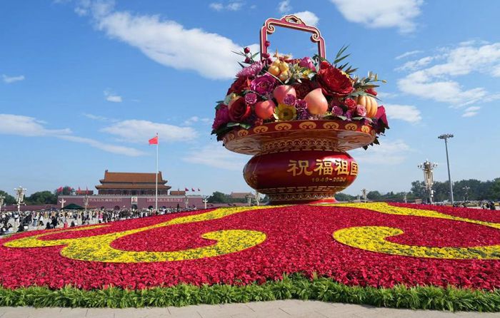 “蔬果飄香”首次亮相 國(guó)慶花壇扮靚天安門廣場(chǎng)和長(zhǎng)安街沿線