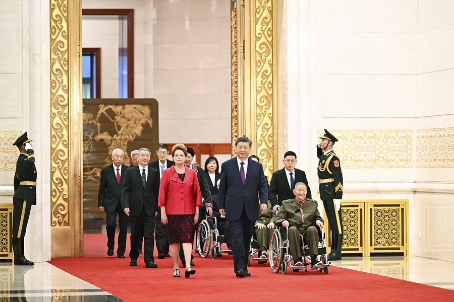 中華人民共和國國家勛章和國家榮譽(yù)稱號(hào)頒授儀式在京隆重舉行 習(xí)近平向國家勛章和國家榮譽(yù)稱號(hào)獲得者頒授勛章獎(jiǎng)?wù)虏l(fā)表重要講話
