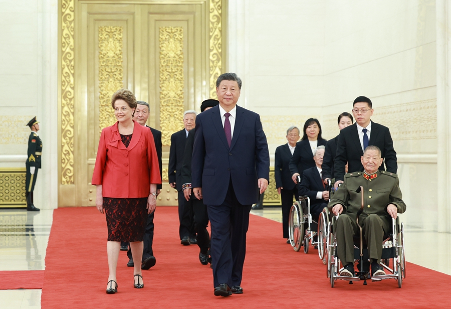 中華人民共和國國家勛章和國家榮譽(yù)稱號(hào)頒授儀式在京隆重舉行 習(xí)近平向國家勛章和國家榮譽(yù)稱號(hào)獲得者頒授勛章獎(jiǎng)?wù)虏l(fā)表重要講話